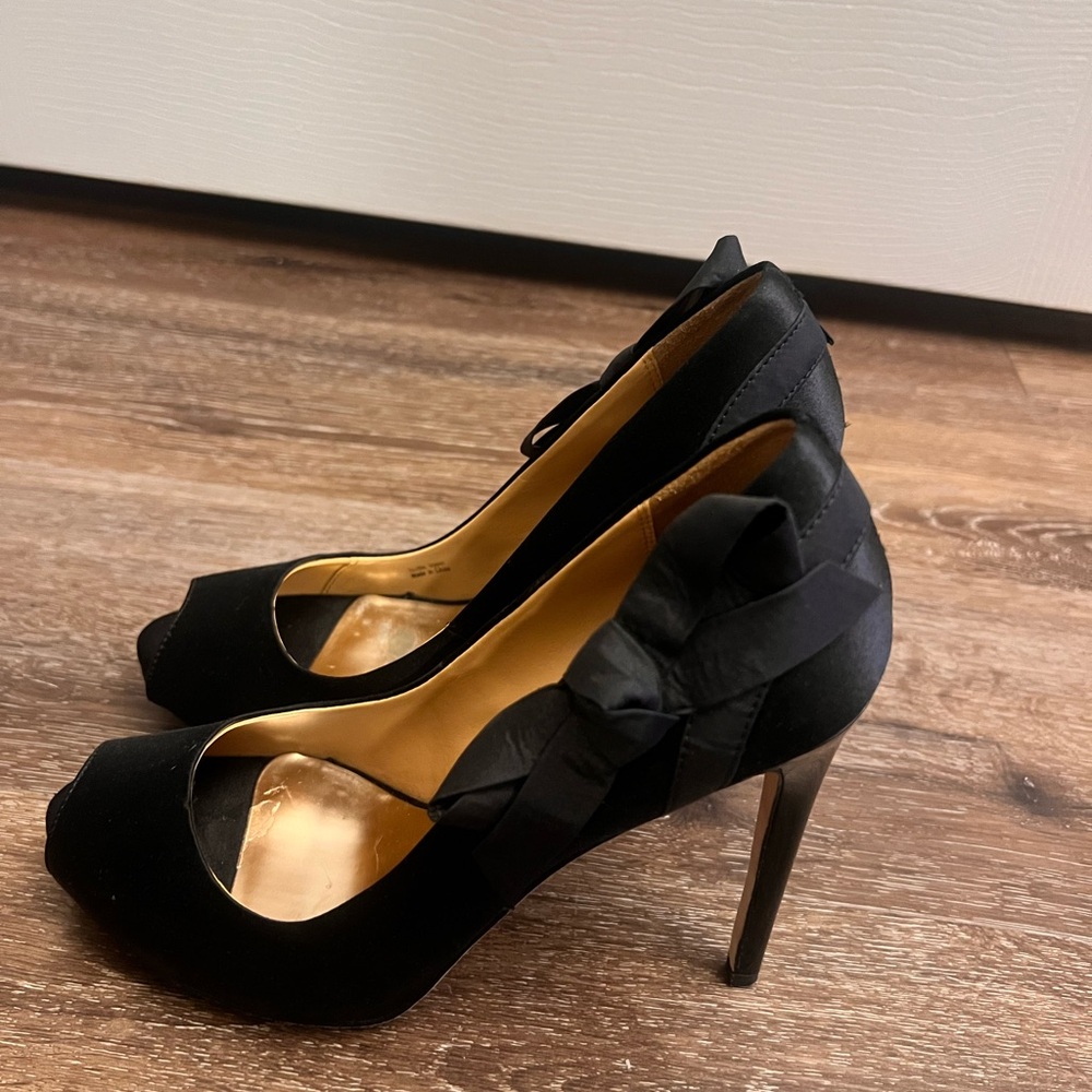 Badgley Mischka Women's Oliver Black Satin Heel Pumps - Picture 3 of 7